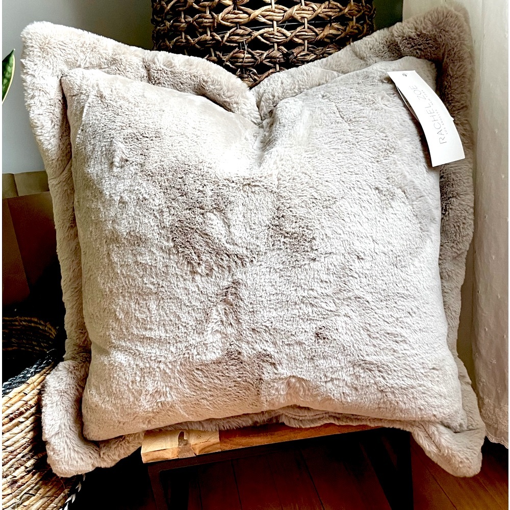 RACHEL ZOE Soft & Cozy Faux Fur Accent Pillow ! NWT! Cuddle up in coziness 😴